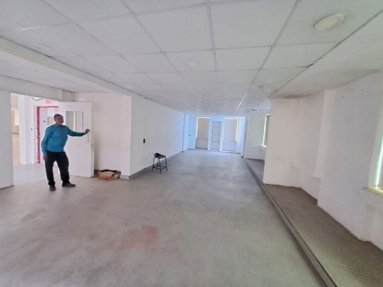  Parking, sector 63 Commercial Office Space 4300 Sq.Ft. In Sector 63 Noida 10715549
