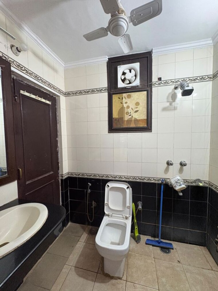 Team Area, sushant lok i 3 Bedroom 240 Sq.Yd. Builder Floor In Sushant Lok I Gurgaon 10715601