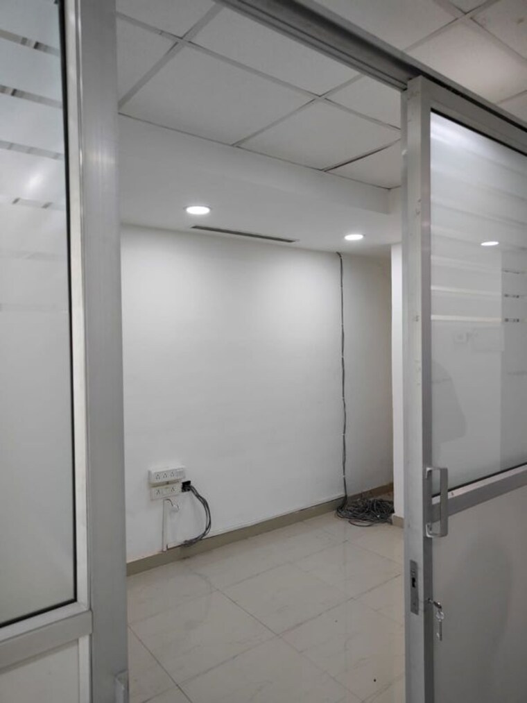 Room, spaze-platinum-tower Commercial Office Space 850 Sq.Ft. In Sector 47 Gurgaon 10715609
