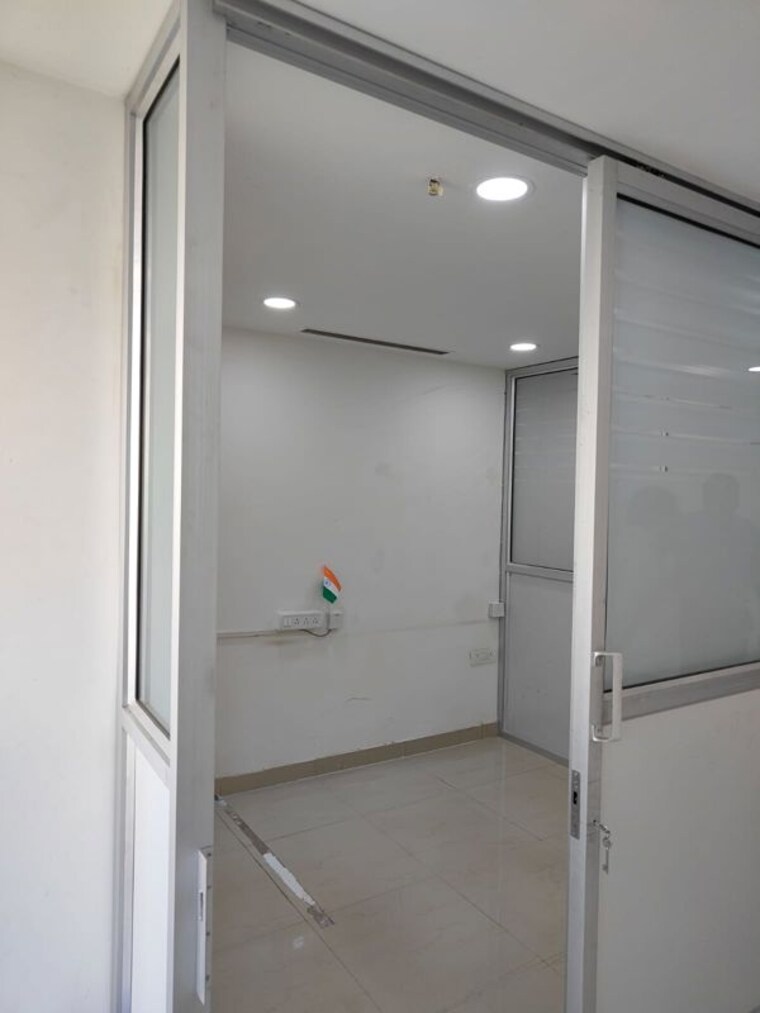 Room, spaze-platinum-tower Commercial Office Space 850 Sq.Ft. In Sector 47 Gurgaon 10715609