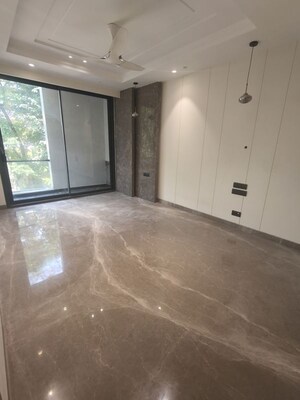 Room in 3 BHK Builder Floor at Dlf Phase ii – for Sale