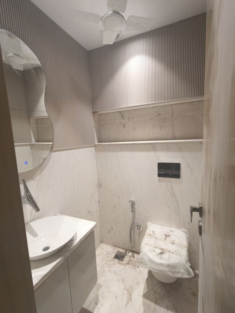 Bathroom, dlf phase ii 3 Bedroom 250 Sq.Yd. Builder Floor In Dlf Phase ii Gurgaon 10715613