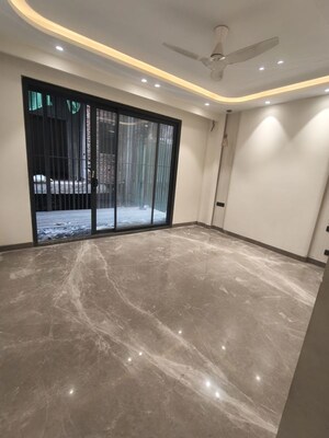 Room in 3 BHK Builder Floor at Dlf Phase ii – for Sale