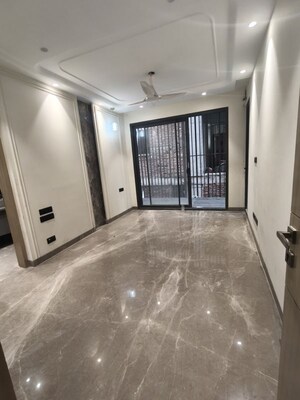 Room in 3 BHK Builder Floor at Dlf Phase ii – for Sale