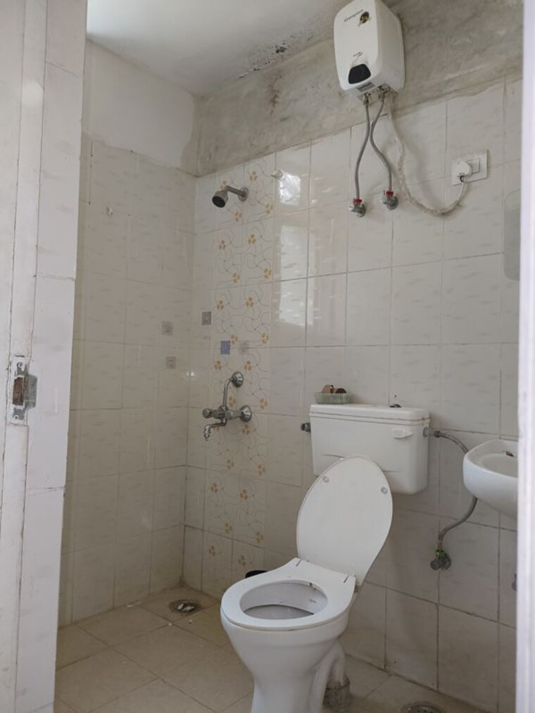 Bathroom, shree-vardhman-mantra 2 Bedroom 850 Sq.Ft. Apartment In Sector 67 Gurgaon 10715639