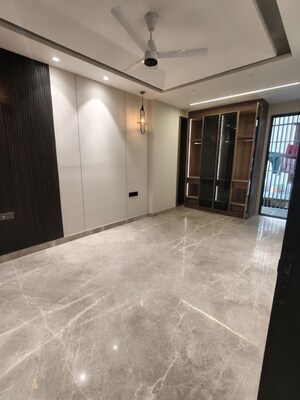 Room in 3 BHK Builder Floor at Dlf Phase ii – for Sale