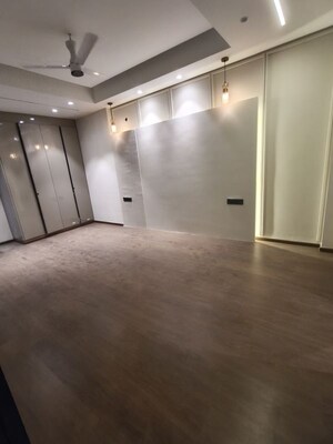 Room in 3 BHK Builder Floor at Dlf Phase ii – for Sale