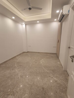 Room in 4 BHK Builder Floor at Dlf Phase ii – for Sale
