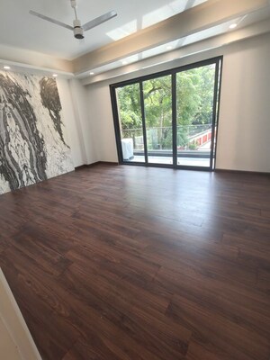 Room in 4 BHK Builder Floor at Dlf Phase ii – for Sale