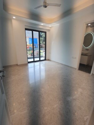 Room in 4 BHK Builder Floor at Dlf Phase ii – for Sale