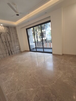 Room in 4 BHK Builder Floor at Dlf Phase ii – for Sale