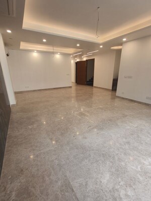 Room in 4 BHK Builder Floor at Dlf Phase ii – for Sale
