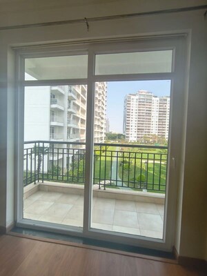 Room in 2.5 BHK Apartment at Central Park Resorts, Sector 48 – for Rent