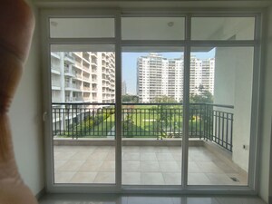 Room in 2.5 BHK Apartment at Central Park Resorts, Sector 48 – for Rent
