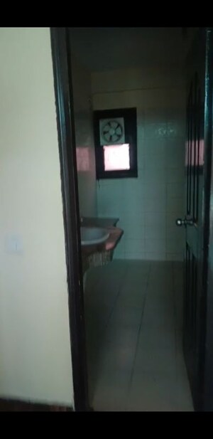 Bathroom in 3.5 BHK Builder Floor at Rps Palms, Sector 88 – for Rent
