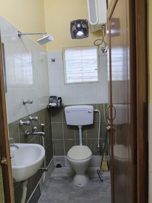 Bathroom in 2 BHK Apartment at Lake Gardens – for Sale
