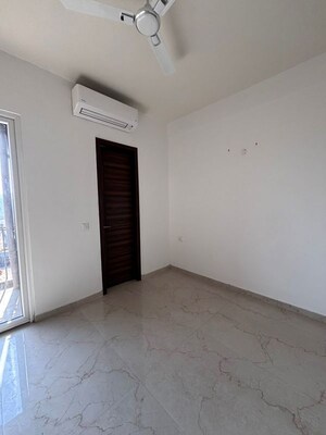 Room in 3 BHK Apartment at Smart World Orchard, Sector 61 – for Rent