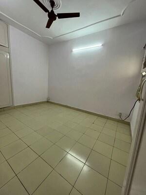 Room in 2 BHK Builder Floor at Sheikh Sarai – for Rent