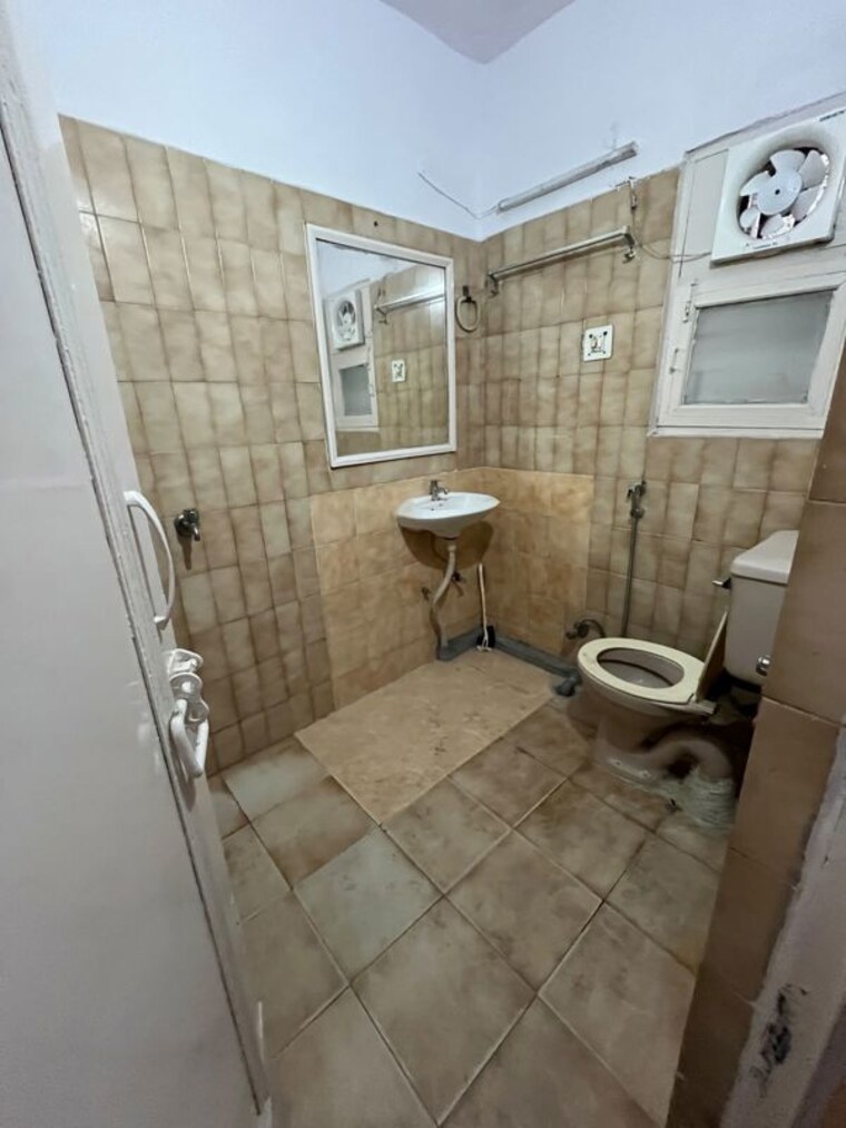 Bathroom, sheikh sarai 2 Bedroom 1200 Sq.Ft. Builder Floor In Sheikh Sarai Delhi 10715744