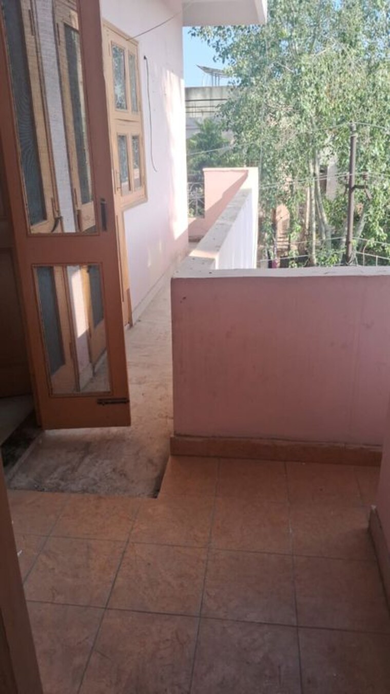 Bathroom, sector 19 2.5 Bedroom 1350 Sq.Ft. Builder Floor In Sector 19 Noida 10715795