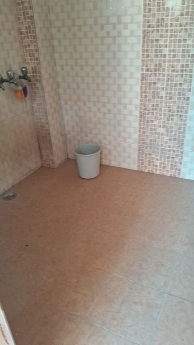 Bathroom, sector 19 2.5 Bedroom 1350 Sq.Ft. Builder Floor In Sector 19 Noida 10715795