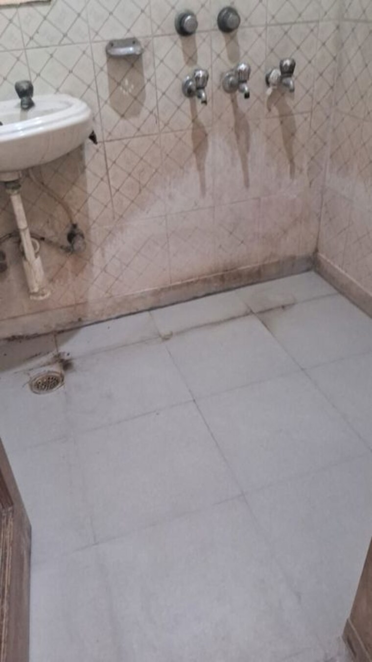 Bathroom, sector 19 2.5 Bedroom 1350 Sq.Ft. Builder Floor In Sector 19 Noida 10715795