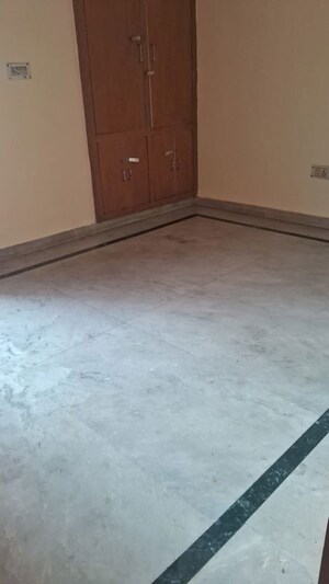 Room in 2.5 BHK Builder Floor at Sector 19 – for Rent