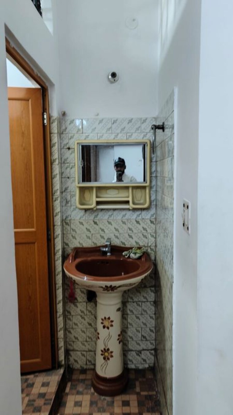 Bathroom, sarita vihar 1.5 Bedroom 450 Sq.Ft. Independent House In Sarita Vihar Delhi 10715807