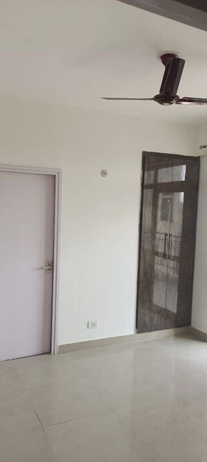 Room in 2 BHK Apartment at Suncity Avenue 76, Sector 76 – for Sale