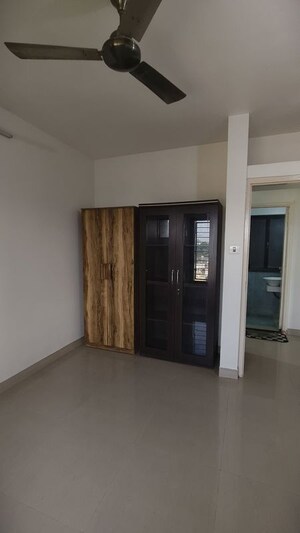 Room in 2 BHK Apartment at Swapnalok Towers, Malad East – for Rent