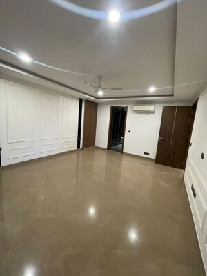 Room in 4 BHK Builder Floor at Sushant Lok I – for Rent