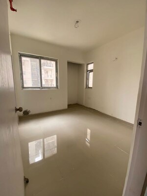 Room in 3 BHK Apartment at Ratan Pearls, Sector 16 Greater Noida – for Sale