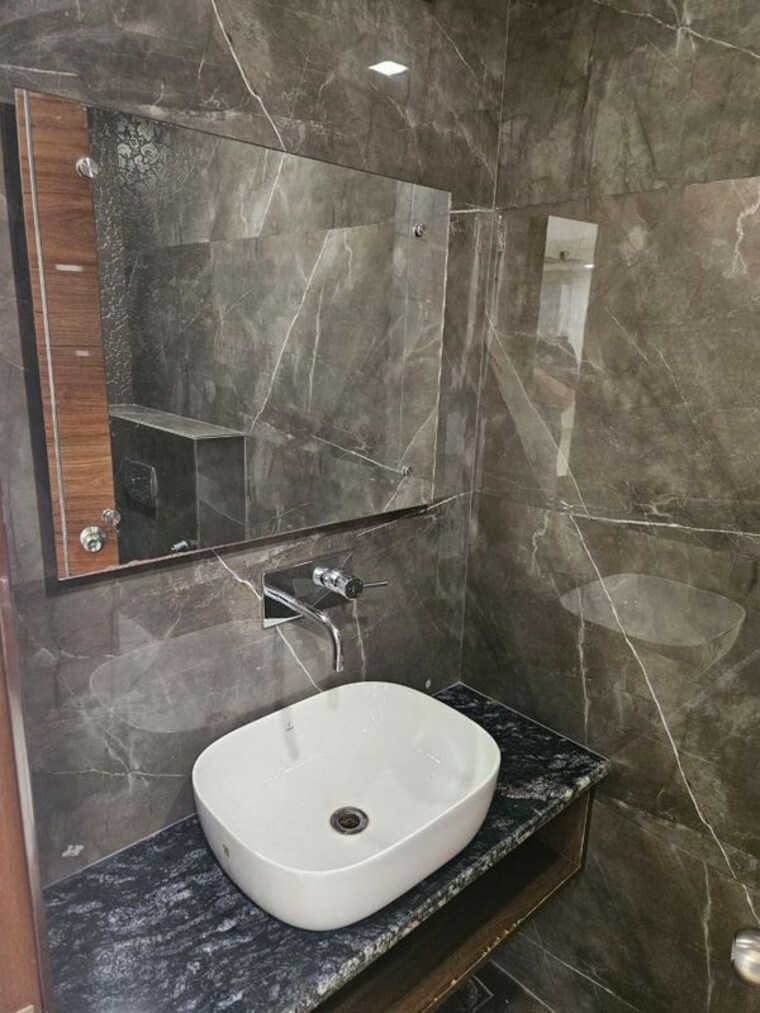 Bathroom, sector 27 4 Bedroom 2700 Sq.Ft. Builder Floor In Sector 27 Gurgaon 10715916