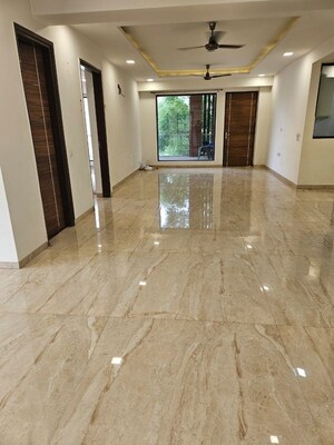 Room in 4 BHK Builder Floor at Sector 27 – for Rent