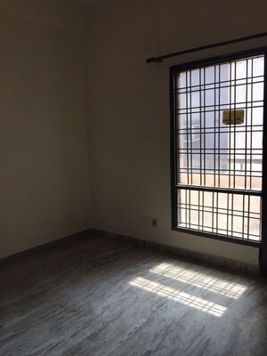 Room in 4 BHK Builder Floor at Sector 27 – for Rent