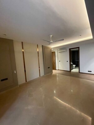 Room in 4 BHK Builder Floor at Sector 27 – for Rent