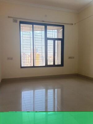 Room in 2 BHK Apartment at Dheeraj Solitaire, Malad West – for Rent