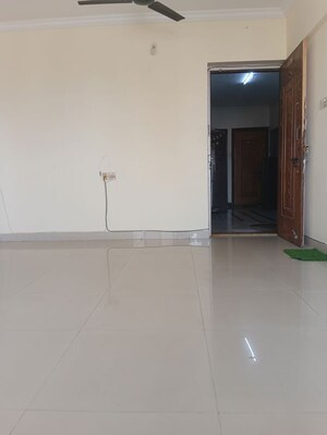 Room in 2 BHK Apartment at Dheeraj Solitaire, Malad West – for Rent