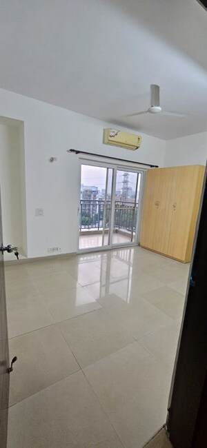 Room in 3 BHK Apartment at Spaze Privy, Sector 72 – for Rent