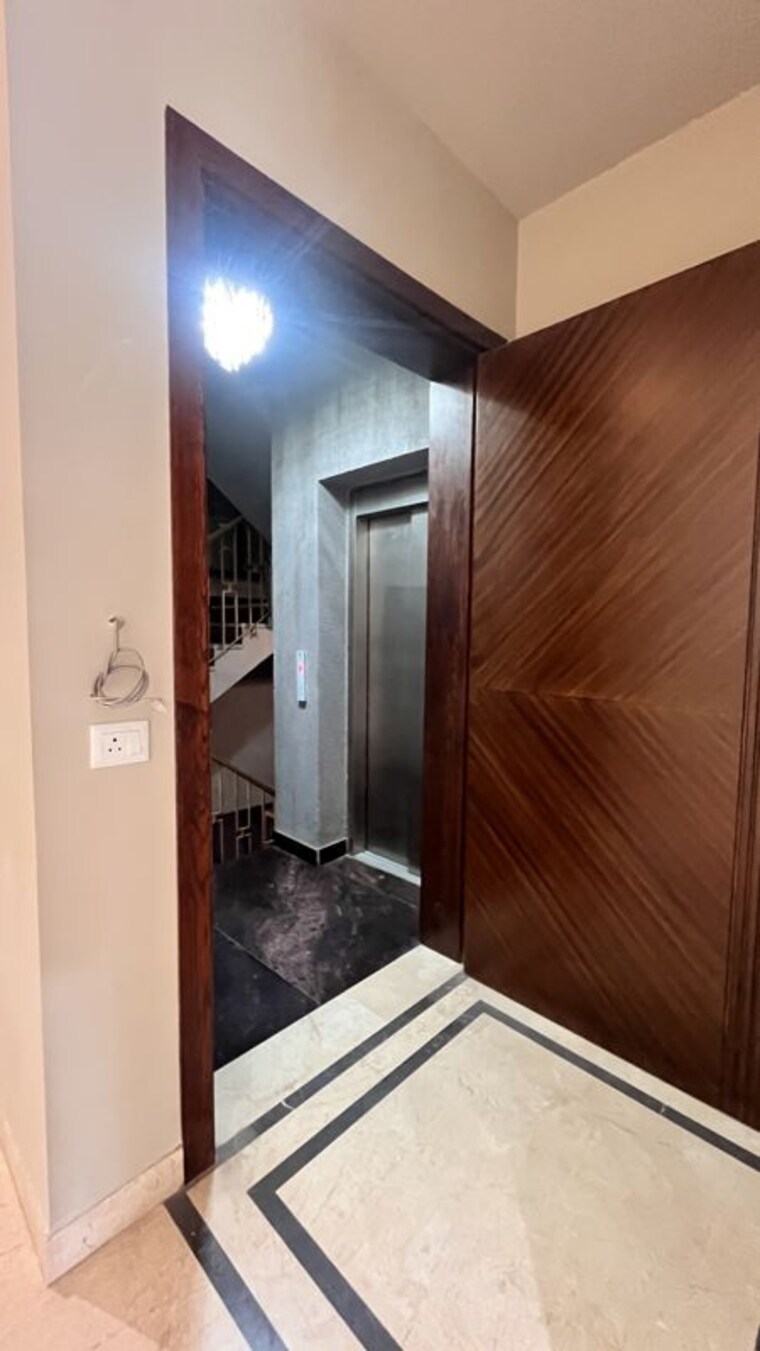 Bathroom, greater kailash i 3 Bedroom 208 Sq.Yd. Builder Floor In Greater Kailash I Delhi 10715965