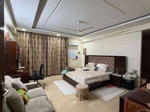 Master Bedroom in 3.5 BHK Villa at The Cedar Estate, Sector 54 – for Rent