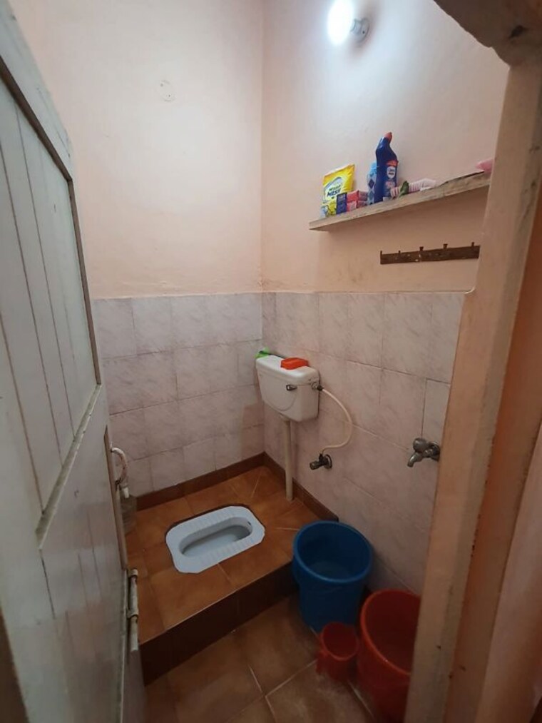 Bathroom, sarita vihar 1 Bedroom 450 Sq.Ft. Independent House In Sarita Vihar Delhi 10715975