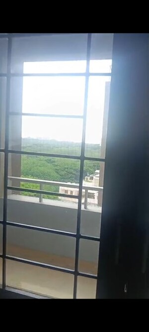 Room in 3 BHK Apartment at Vaishnavi Splendour, New Bel Road – for Rent