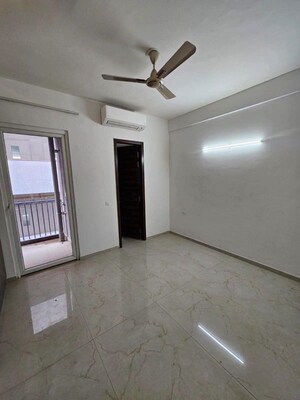 Room in 3 BHK Apartment at Smart World Orchard, Sector 61 – for Rent