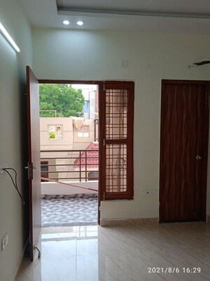 Room in 2 BHK Builder Floor at Sector 14 – for Rent