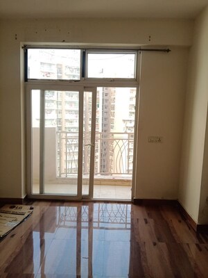 Room in 2.5 BHK Apartment at Amrapali Verona Heights Phase II, Amrapali Leisure Valley – for Rent