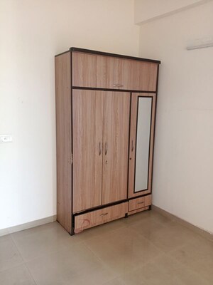 Room in 2.5 BHK Apartment at Amrapali Verona Heights Phase II, Amrapali Leisure Valley – for Rent