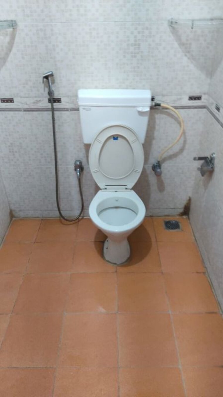 Bathroom, chickpet Commercial Land 1500 Sq.Ft. In Chickpet Bangalore 10716347