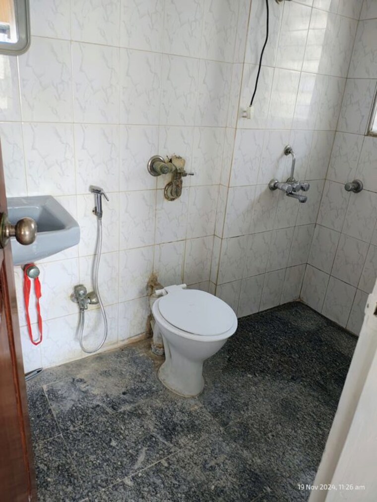 Bathroom, group-satellite-elegance 1 Bedroom 550 Sq.Ft. Apartment In Goregaon East Mumbai 10716402
