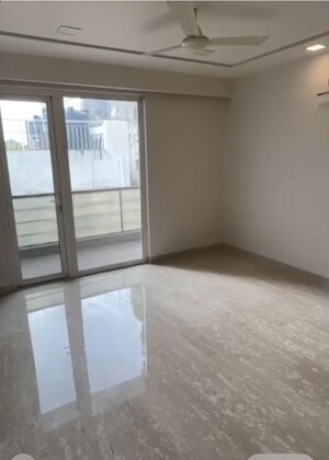 Room in 4 BHK Builder Floor at Panchsheel Park – for Rent